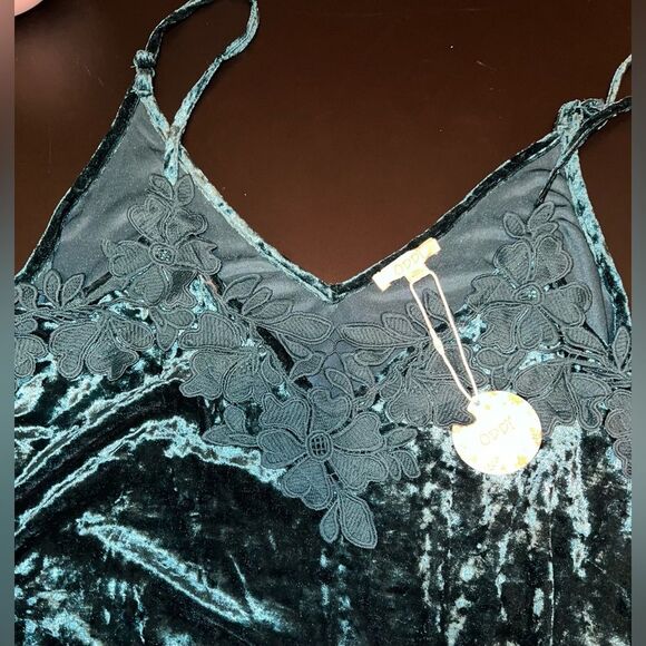 ODDY Velvet Emerald Green spaghetti Strap Top with Lace floral Size 1XL NWT - Picture 3 of 8